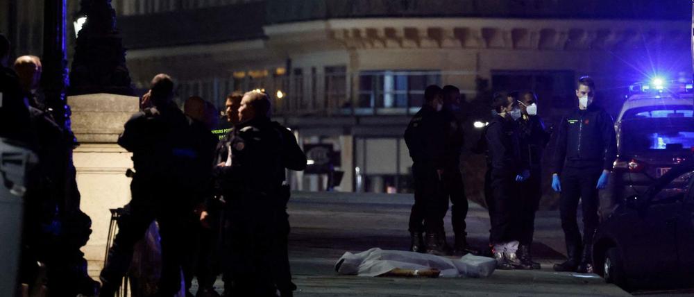Die Polizei untersucht den Schauplatz einer eskalierter Kontrolle, bei der zwei Personen von der Polizei erschossen wurden. Die Polizei in Paris hat zwei Insassen eines Autos erschossen, das bei einer Kontrolle auf die Beamten zugerast sein soll. 