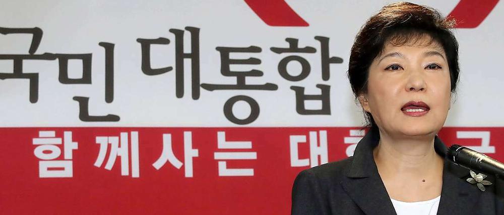 Die südkoreanische Präsidentschaftskandidatin Park entschuldigt dich für die Herrschaft ihres Vaters.