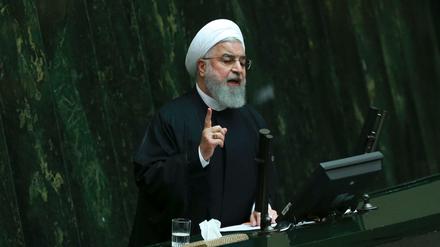 Der iranische Präsident Hassan Ruhani spricht im Parlament.