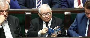 Erklärter Katzenfreund: PiS-Chef Jaroslaw Kaczynski blättert im Parlament in einem Katzenbuch.