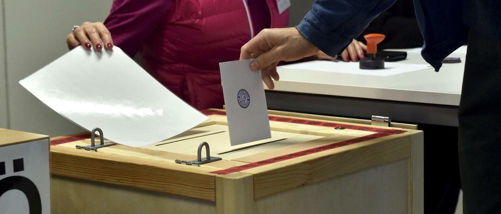 Bei der Parlamentswahl in Finnland gibt ein Mann seine Stimme ab. 
