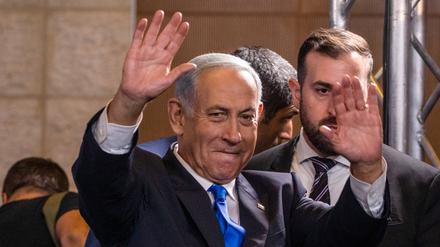 Der Vorsitzende der Likud-Partei und ehemalige israelische Ministerpräsident Benjamin Netanjahu trifft ein, um eine Erklärung nach den Auszählungen der israelischen Parlamentswahlen 2022 abzugeben.