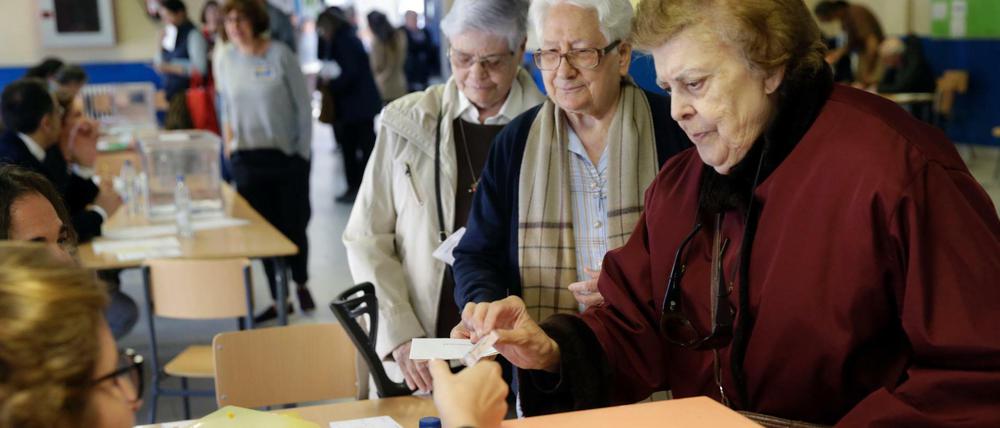 Frauen im Wahllokal in Madrid.