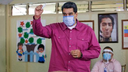 Präsident Maduro, Präsident gibt in einem Wahllokal seine Stimme ab.