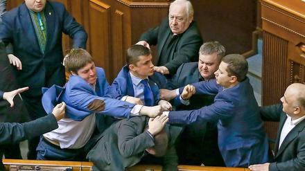 Abgeordnete der rechtspopulistischen Swoboda-Partei und Parlamentarier der Kommunisten liefern sich eine Schlägerei.