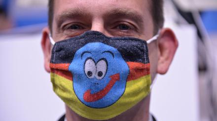 Ein AfD-Mitglied steht mit einem Mund-Nasen-Schutz beim Landesparteitag der AfD Rheinland-Pfalz.