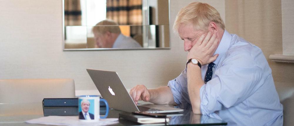 Der britische Premier Boris Johnson (mit Boris-Johnson-Tasse) bei der Arbeit