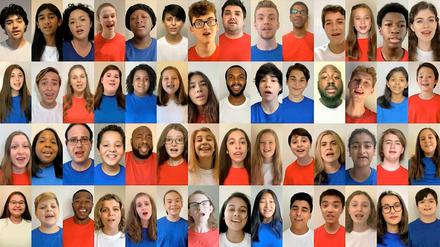 Mehrwert des virtuellen Formats: Die obligatorische Nationalhymne als Gemeinschaftswerk junger Sängerinnen und Sänger aus allen Teilen der USA. 