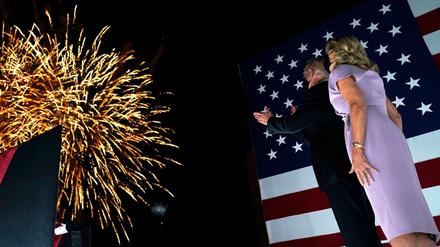 Joe Biden, demokratischer Präsidentschaftskandidat, und seine Frau verfolgen während des Parteitages der US-Demokraten allein ein Feuerwerk. 