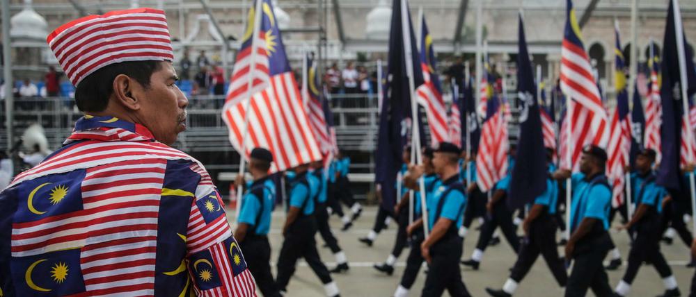 Noch beherrschen Soldaten die Straßen der malaysischen Hauptstadt Kuala Lumpur. Sie proben für die Parade am Nationalfeiertag am Sonntag. Doch am Samstag wollen Demonstranten das Straßenbild beherrschen. Ihre Farbe ist gelb. 