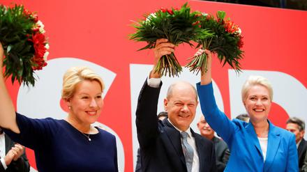 Sieges-Mienen am Wahlabend - doch nun gehen die Wege ein wenig auseinander: Franziska Giffey, Olaf Scholz, Manuela Schwesig.