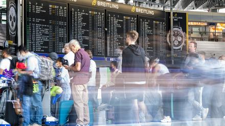 Passagiere warten auf dem Flughafen in Frankfurt am Main auf ihren Check-In. Seit Wochen kommt es aufgrund von Personalmangel an sämtlichen deutschen Flughäfen zu teils chaotischen Szenen. 
