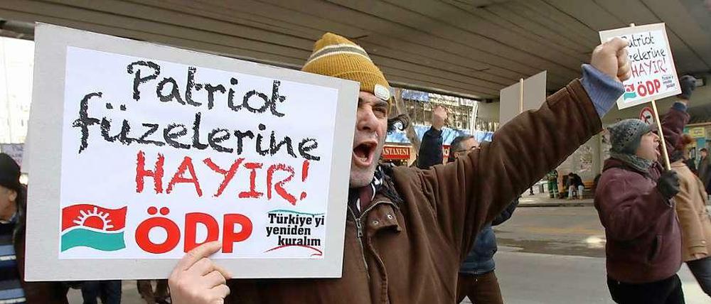 Proteste gegen den Nato-Einsatz in der Türkei in der Hauptstadt Ankara.