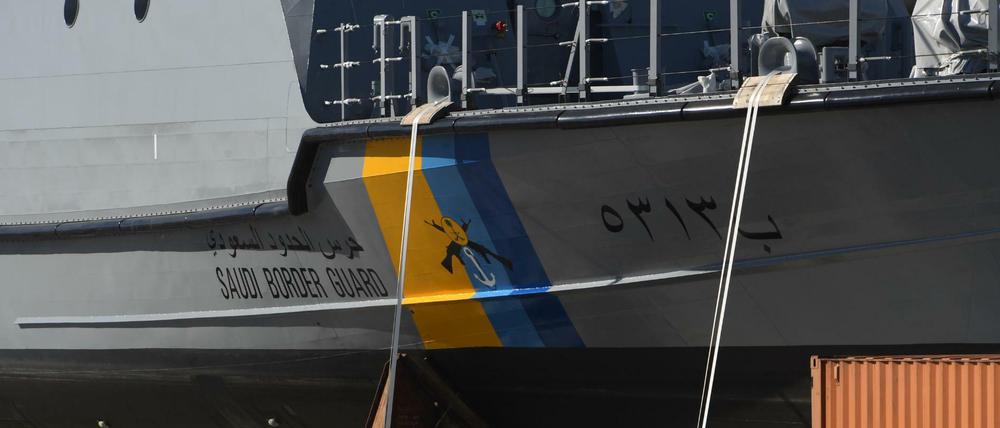 In Sassnitz wird ein Küstenschutzboot für Saudi-Arabien verladen.