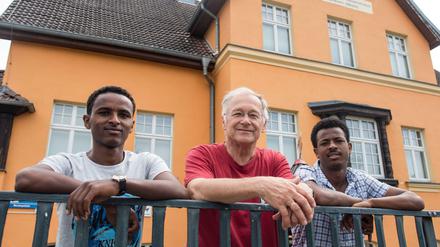 Deutsche Freunde sind wichtig: Der CDU-Bundestagsabgeodnete Martin Patzelt (Mitte) und seine Frau nahmen 2015 die eritreischen Flüchtlinge Haben (links) und Awet bei sich auf.