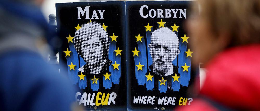 Schmäh-Plakate von Theresa May und Jeremy Corbyn in London