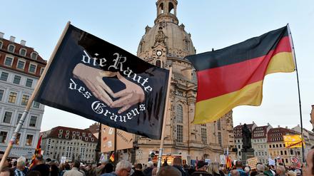 Protest gegen die Flüchtlingspolitik von Kanzlerin Merkel bei einer Pegida-Demonstration in Dresden. 