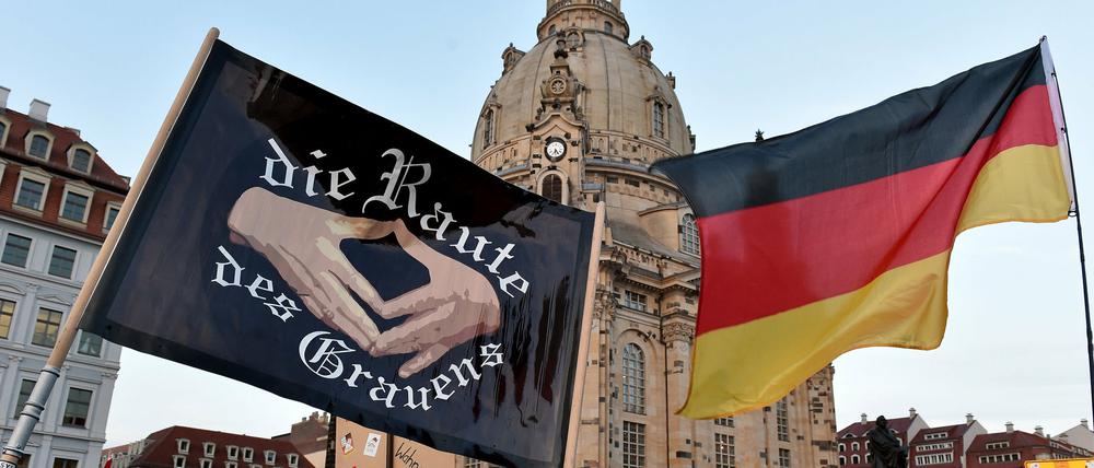 Protest gegen die Flüchtlingspolitik von Kanzlerin Merkel bei einer Pegida-Demonstration in Dresden. 