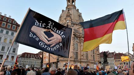 Mehrere tausend Pegida-Anhänger demonstrieren in Dresden vor der Frauenkirche.