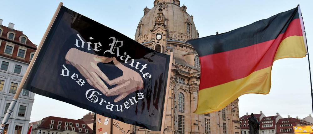 Mehrere tausend Pegida-Anhänger demonstrieren in Dresden vor der Frauenkirche.
