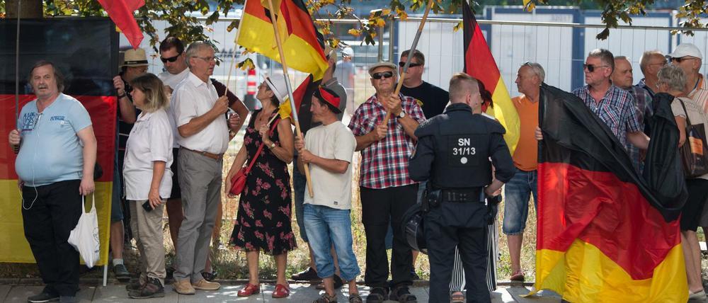 Teilnehmer einer Demonstration der islamfeindlichen Pegida-Bewegung in Dresden. 