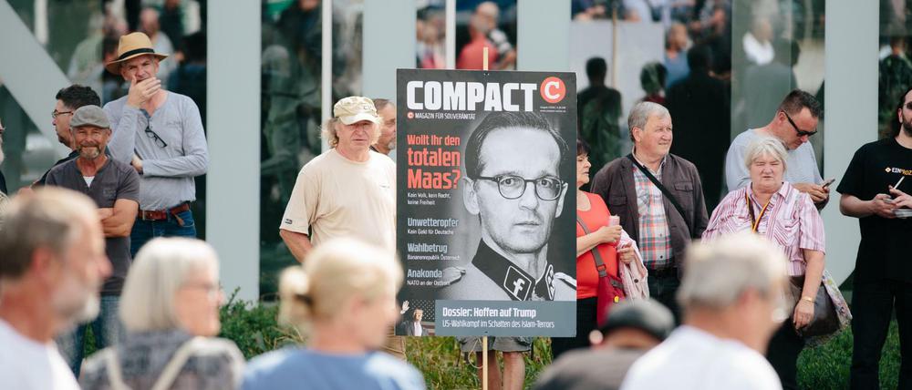 Pegida-Anhänger demonstrieren in Dresden gegen einen Auftritt von Bundesjustizminister Maas.