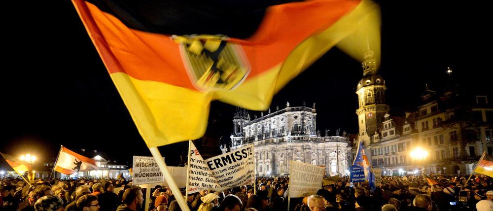 Pegida schwenkt Fahnen, das gefällt der AfD: Partei und Protest treffen sich nun im sächsischen Landtag. 