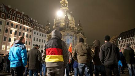 Männer wählen mehrheitlich AfD - zumindest in Sachsen. Anhänger von Pegida vor der Frauenkirche in Dresden.