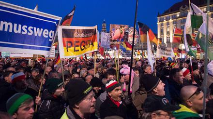 Anhänger der islamfeindlichen Pegida-Bewegung auf dem Altmarkt in Dresden.