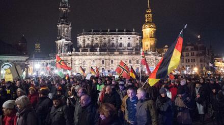 Teilnehmer haben sich am 14.12.2015 auf dem Theaterplatz in Dresden (Sachsen) während einer Kundgebung des Bündnisses Pegida (Patriotische Europäer gegen die Islamisierung des Abendlandes) versammelt. 