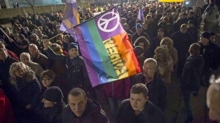 Optische Täuschung: Pegida will in Dresden für Frieden marschieren, dabei schüren diese Demonstranten nur Hass. 