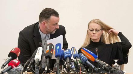 Pegida-Aktivisten Lutz Bachmann und Kathrin Oertel bei einer Pressekonferenz am Montag vergangener Woche in Dresden