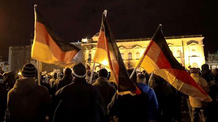 In Dresden folgten erneut mehr als 10.000 Menschen dem Aufruf der Pegida-Veranstalter.