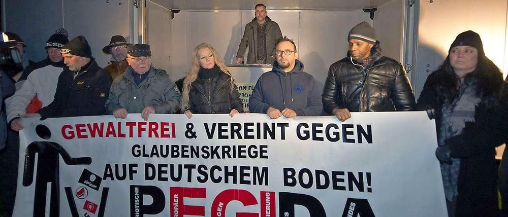 Pegida-Kundgebung Anfang Dezember in Dresden, vorn Kathrin Oertel, am Rednerpult Lutz Bachmann