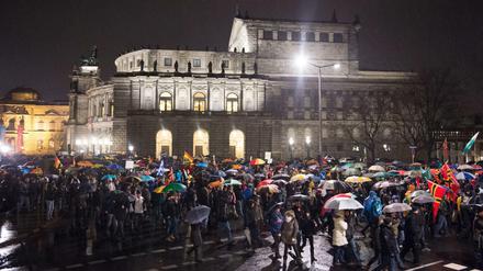 Pegida-Demonstranten Ende November vor der Semperoper in Dresden 