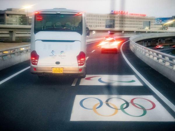 Zu den Unterkünften für Journalisten geht es während der Olympischen Spiele nur mit speziellen Bussen – unter Polizeibegleitung.