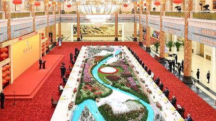 Chinas Präsident Xi Jinping (am Rednerpult links) gibt in der Großen Halle des Volkes ein Bankett bei der Eröffnung der Olympischen Winterspiele in Peking.