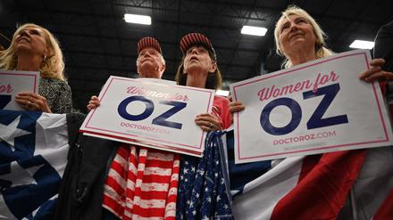 Anhängerinnen des republikanischen Senatskandidaten Mehmet Oz halten bei einer Rallye in Bethlehem/Pennsylvania Schilder in die Höhe, auf denen steht: „Frauen für Oz“. 