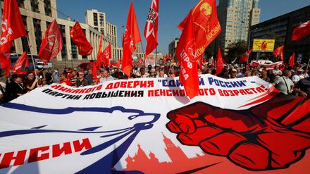 Kommunisten-Anhänger protestieren gegen die Erhöhung des Rentenalters. Moskau, den 2. September 2018. REUTERS/Sergei Karpukhin