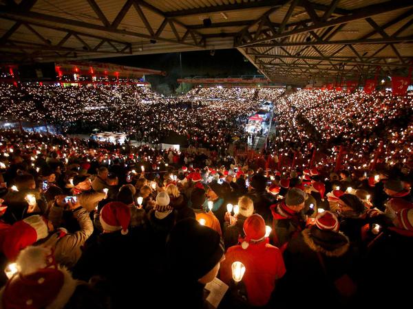 28000 Fans kommen zum Weihnachtssingen des 1. FC Union in die Alte Försterei