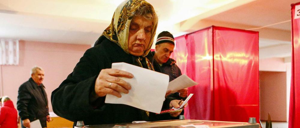 Wähler geben am Sonntag in Donetsk in der Ostukraine ihre Stimme ab.