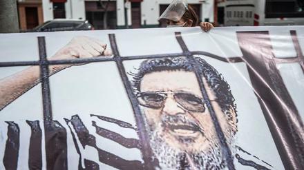 Menschen feierten den Tod Abimael Guzmans vor dem Anti-Terror Direktorium in Lima.