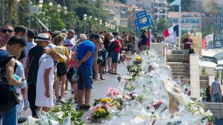 Menschen legten nach dem Anschlag von Nizza an der Promenade des Anglais Blumen nieder.