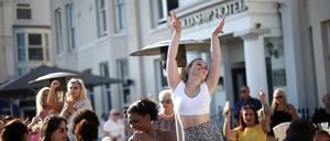 Partyspaß ungeachtet von Corona-Beschränkungen: Feiernde in englischen Brighton
