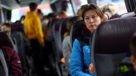 Ukraine-Flüchtlinge warten in einem Bus im polnischen Przemysl darauf, dass es weitergeht. 