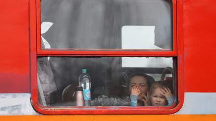Zug nach Westen. Kinder und Frauen auf dem Weg von der ukrainisch-polnischen Grenze bei Medyka nach Krakau. 