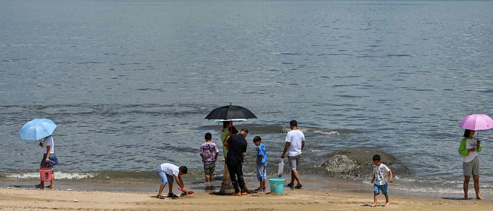 Menschen am Strand von Xiamen.