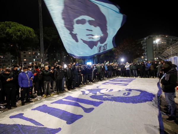 Trauer um Diego Maradona in Neapel, wo er einst spielte 