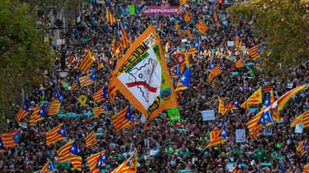 Tausende Anhänger der Unabhängigkeitsbewegung gingen in Barcelona auf die Straße.