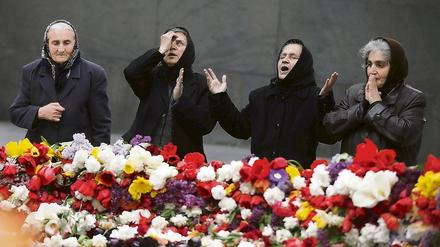 In der Genozid-Gedenkstätte in der armenischen Hauptstadt Eriwan trauern Frauen um ihre Angehörigen, die dem Völkermord 1915 zum Opfer gefallen waren. 